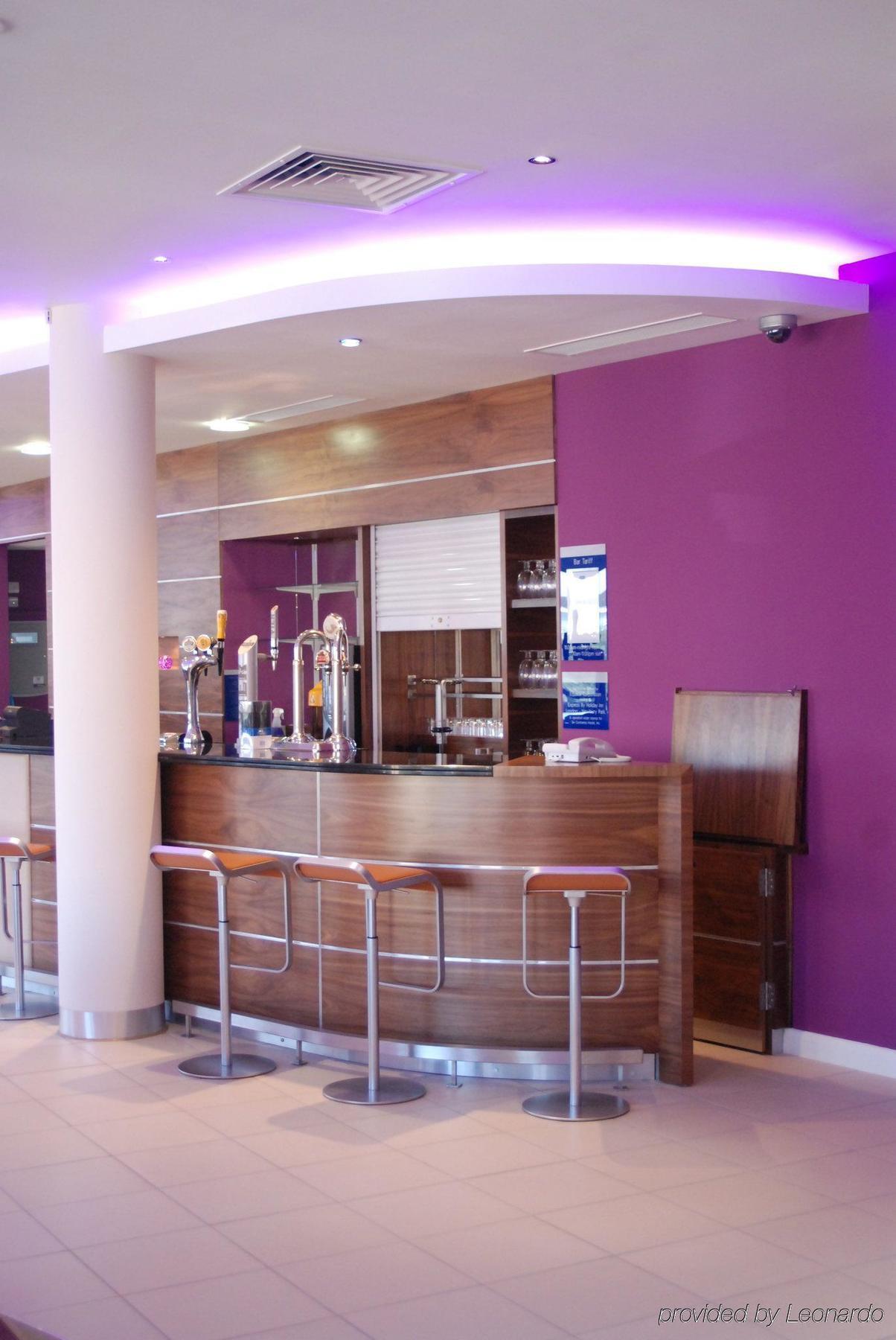 Holiday Inn Express London - Newbury Park, An Ihg Hotel Ресторан фото